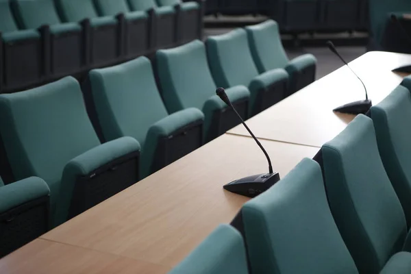 Пустой конференц-зал со стульями — стоковое фото