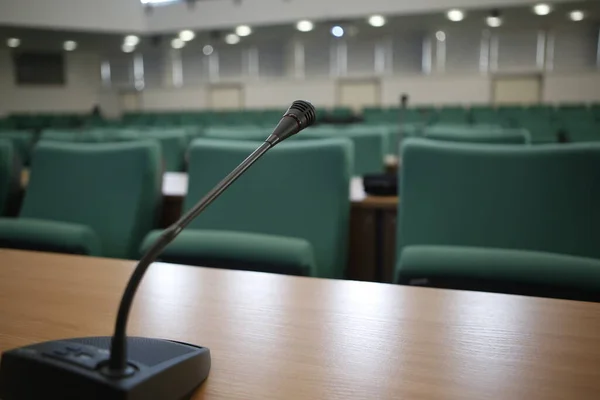 Sandalyeli boş konferans odası