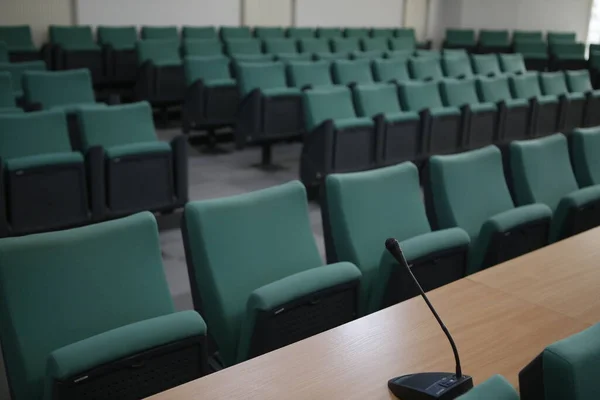 Leerer Konferenzraum mit Stühlen — Stockfoto