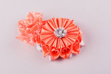 Özel kurdelelerden yapılmış Kanzashi saç tokası.