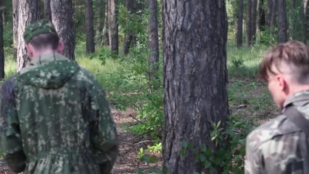 두 명의 군인 이 숲을 지나고 있고, 그 중 한 명은 포로입니다. — 비디오