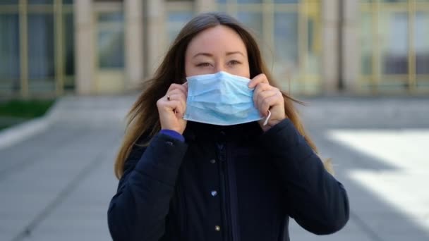 Chica pone una máscara médica — Vídeo de stock