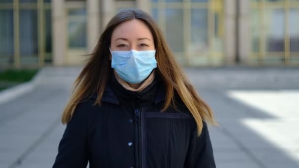 Young woman takes off protective mask — Stock Video