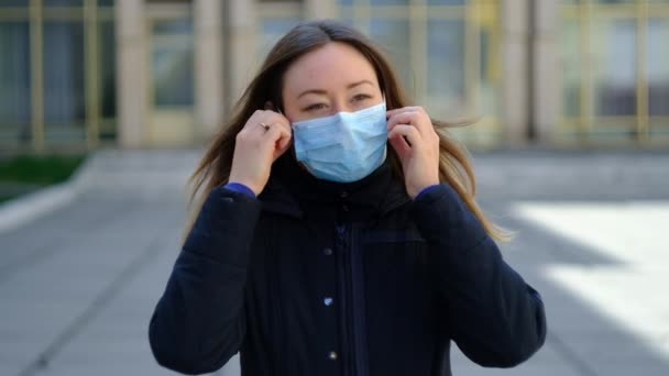 Meisje verwijdert een medisch masker van haar gezicht — Stockvideo