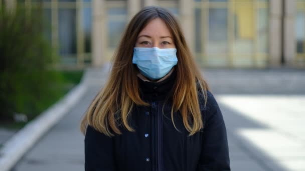 Девушка в защитной медицинской маске — стоковое видео