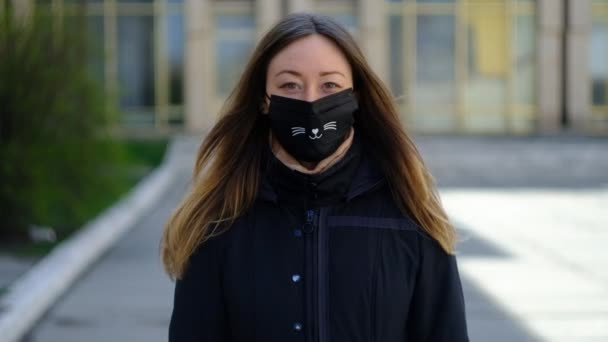 Flicka glädje och tar bort en skyddande mask — Stockvideo