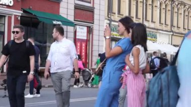 Kiev 'de yaz akşamı. İnsanlar yürüyor. Podil Kiev