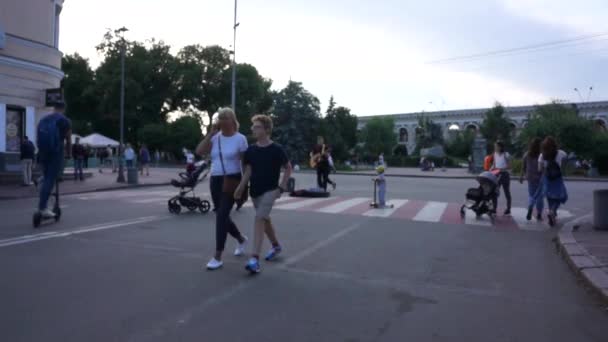 Kiev 'de yaz akşamı. İnsanlar yürüyor. Podil Kiev — Stok video