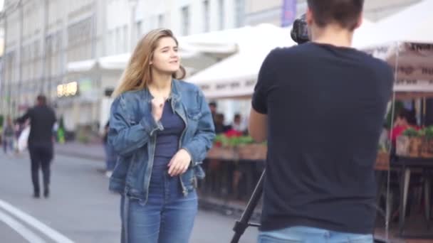 在基辅的夏夜人们在走路。Podil Kiev — 图库视频影像