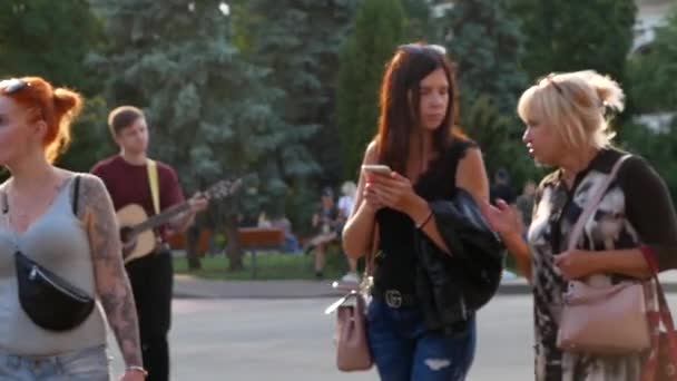 Letni wieczór w Kijowie. Ludzie chodzą. Podil Kijów — Wideo stockowe