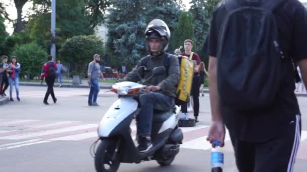 Sommerabend in Kiew. Die Menschen gehen. Podil Kiew — Stockvideo
