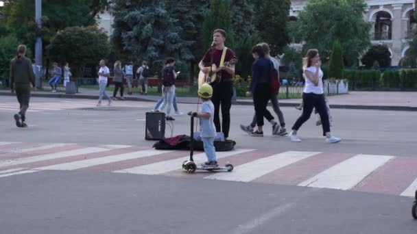 Letní večer v Kyjevě. Lidé chodí. Podil Kyjev — Stock video