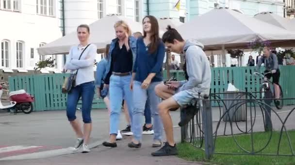 Letní večer v Kyjevě. Lidé chodí. Podil Kyjev — Stock video