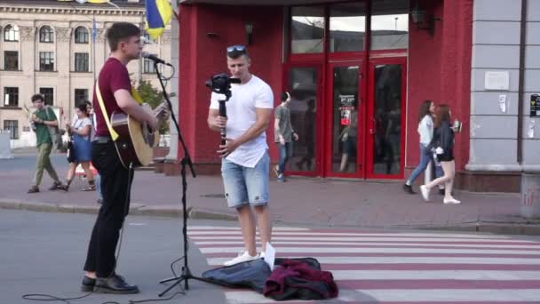 Sommerabend in Kiew. Die Menschen gehen. Podil Kiew — Stockvideo