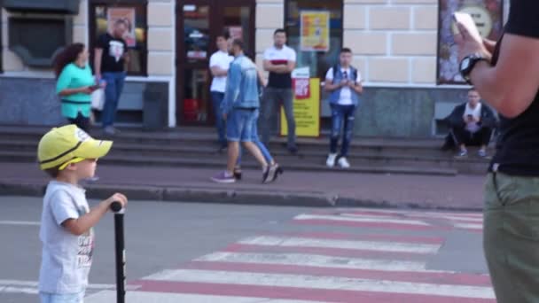 Noche de verano en Kiev. La gente está caminando. Podil Kiev — Vídeo de stock