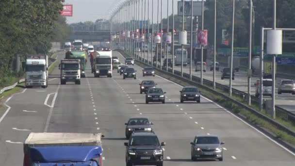 Biltrafik. Många bilar på vägen. — Stockvideo