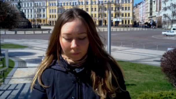 La fille dans la rue a mis un masque protecteur — Video