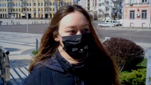 Fille a décidé d'enlever un masque médical — Video