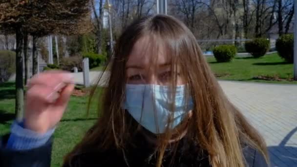 Jonge vrouw nam beschermende masker af — Stockvideo