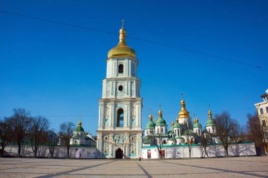 Açık gökyüzünün arka planında Aziz Sophia Katedrali