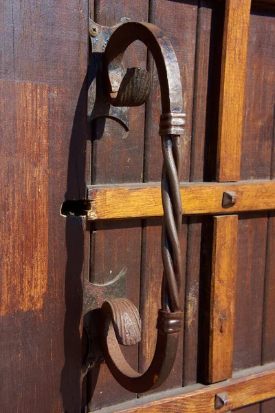 Kapıda eski güzel kapı tokmağı