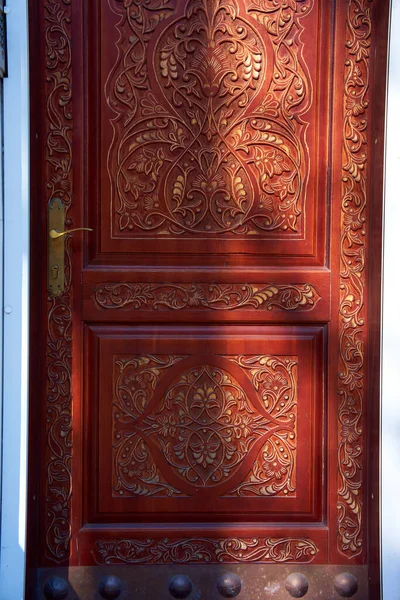 Antik faragott bejárati ajtó — Stock Fotó