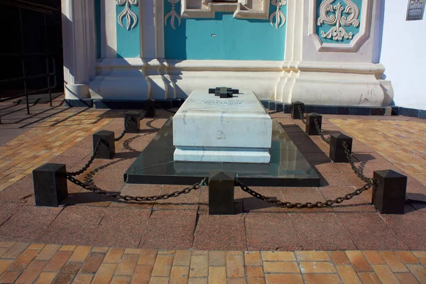 Patrik Vladimir 'in mezar taşı katedralin yanında.