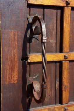 Kapıda eski güzel kapı tokmağı