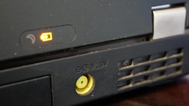 Laptop güç düğmesi. Wi-Fi ve bilgisayar sürücü göstergeleri