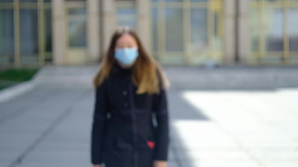Девушка сняла медицинскую маску — стоковое видео