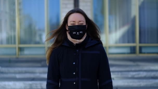 Дівчина в медичній масці з плакатом в руках — стокове відео