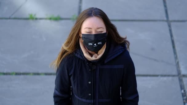 Mädchen mit medizinischer Maske und Rufplakaten — Stockvideo