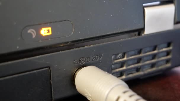 Botón de encendido del ordenador portátil. Wi-Fi y los indicadores de impulsión del ordenador — Vídeos de Stock
