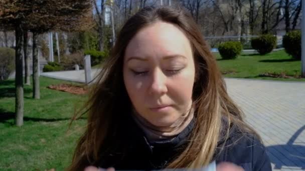 Молода жінка одягнута на захисну медичну маску — стокове відео