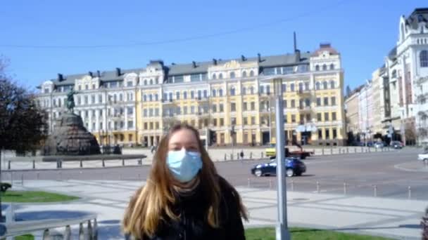 Mädchen mit blauer Maske geht auf Straße — Stockvideo