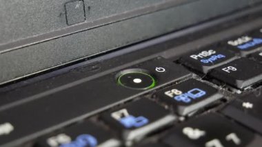 Laptop güç düğmesi. Wi-Fi ve bilgisayar sürücü göstergeleri