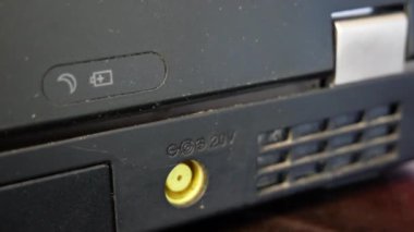 Laptop güç düğmesi. Wi-Fi ve bilgisayar sürücü göstergeleri