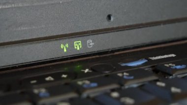 Laptop güç düğmesi. Wi-Fi ve bilgisayar sürücü göstergeleri