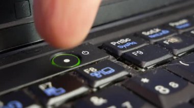 Laptop güç düğmesi. Wi-Fi ve bilgisayar sürücü göstergeleri