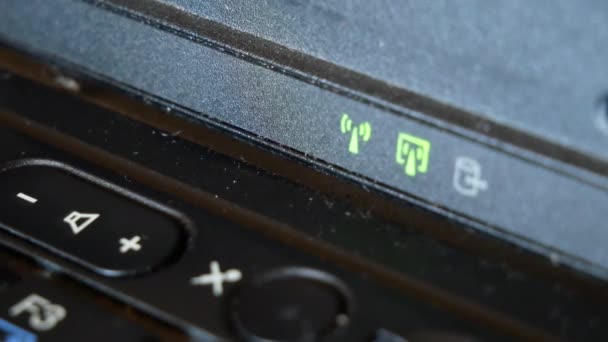 Botón de encendido del ordenador portátil. Wi-Fi y los indicadores de impulsión del ordenador — Vídeo de stock