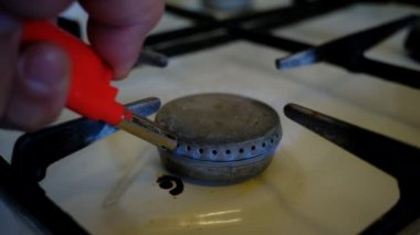 Gaz ocağını aç.