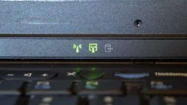 Laptop güç düğmesi. Wi-Fi ve bilgisayar sürücü göstergeleri