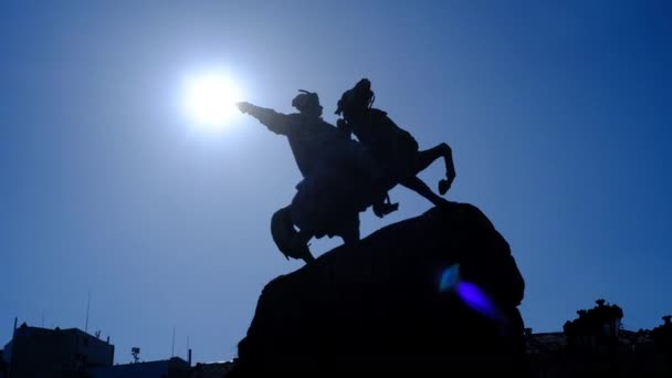 Monument voor Oekraïense hetman te paard — Stockvideo