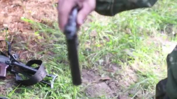Żołnierz daje broń innemu żołnierzowi — Wideo stockowe