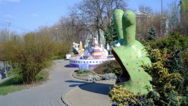 Prachtige fabelachtige sculpturen in het park — Stockvideo