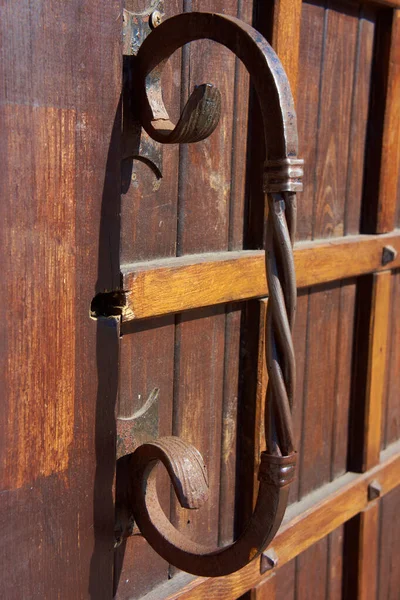 Beautiful old doorknob on the door — Stock Photo, Image