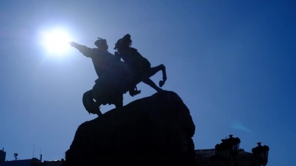 Monument to Ukrainian hetman on horseback — Stock Video