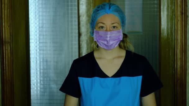 Medisch meisje staat op de afdeling en kijkt — Stockvideo