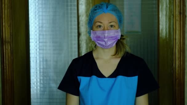 Lékař v lékařské masce a ochranné víčko ukazuje plakáty — Stock video