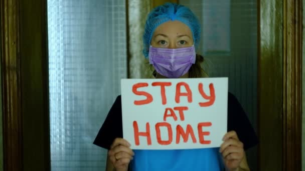 Maskovaný zdravotník s náborovými plakáty — Stock video